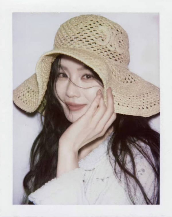 搜狐娱乐讯 4月16日，刘诗诗一组撕拉片美照释出，浅笑时侧颜抓拍美得浑然天成。这种自然流露的美感比精修硬照更有感染力。