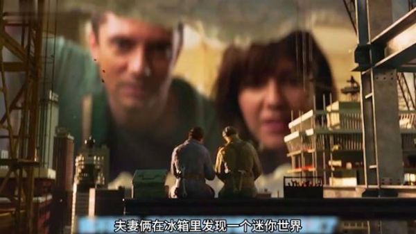 男人打开冰箱发现里面有一个迷你的世界