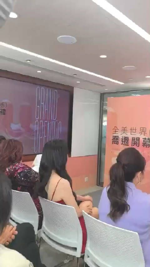 周慧敏亮相品牌乔迁活动现场,美到发光!