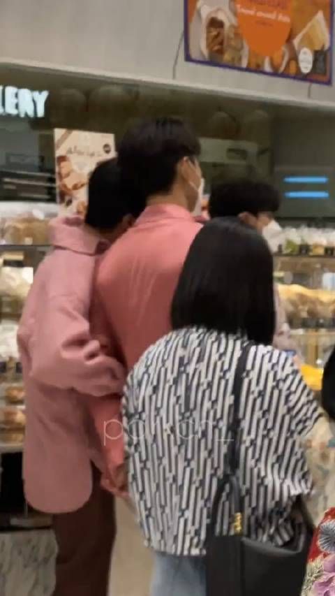 手抽走了,袖子上的痕迹还在