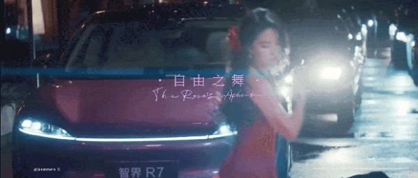 刘亦菲在车辆前热舞。