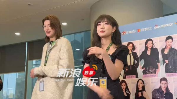 和@李艺彤 复刻上班名场面 好甜好可爱!