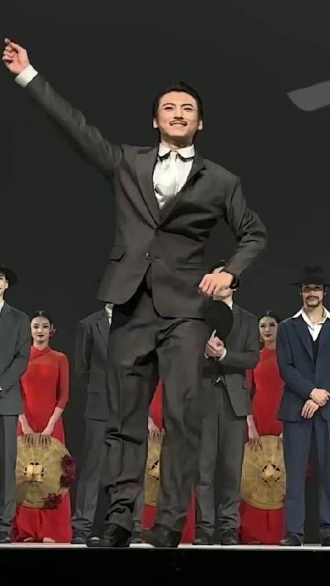 被舞剧演员高难度动作谢幕动作硬控