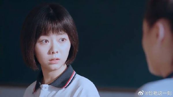 凌霄和子秋都出国了,李尖尖恨他们,气得踢桌子发泄