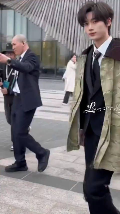 丁程鑫北影节水上红毯路透 黑色西装look绅士帅气!