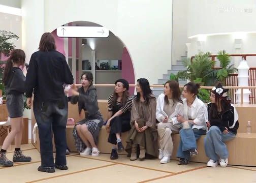 离了小婉管乐谁还逗我笑 卡琳娜邀请小碗管乐一起玩游戏,小婉打开管乐的手…