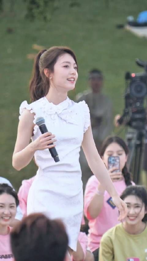 麦麦五四晚会彩排路透,好瘦啊,太漂亮了吧!