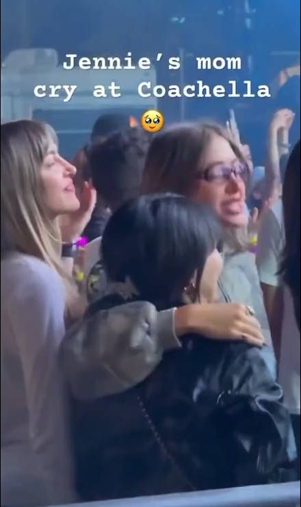 Jennie演出感动妈妈，泪湿双眼，展现母女之间深情牵绊