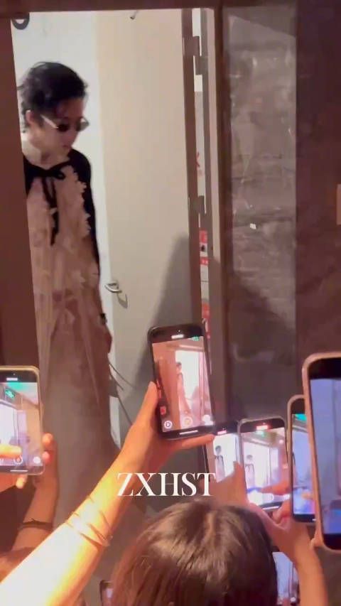 刘宇宁黑色大披风仙气飘飘录制《开始推理吧》打卡上班