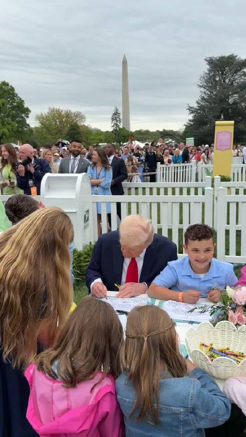 白宫复活节彩蛋活动,老川在埋头填色卡,看得出来,老川是真的喜欢孩子