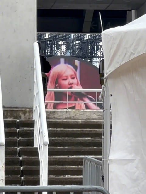 OMG!ROSÉ朴彩英将担任Coldplay酷玩乐队今晚演唱会的客邀嘉宾!