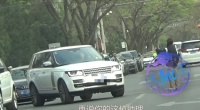 袁姗姗被曝在非机动车道乱停车 助理站马路中间指挥引争议