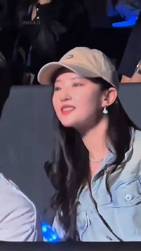 全网都在搜这穿吊带衣服的女孩,是谁呀这么嗨!