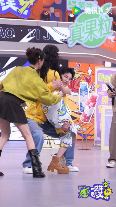 辛云来公主抱陈都灵蹲起,男生笑得好开心