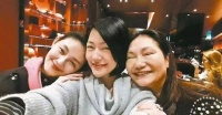 S妈仍走不出悲伤，而两个孩子已经回内地，获得爷爷奶奶的关爱