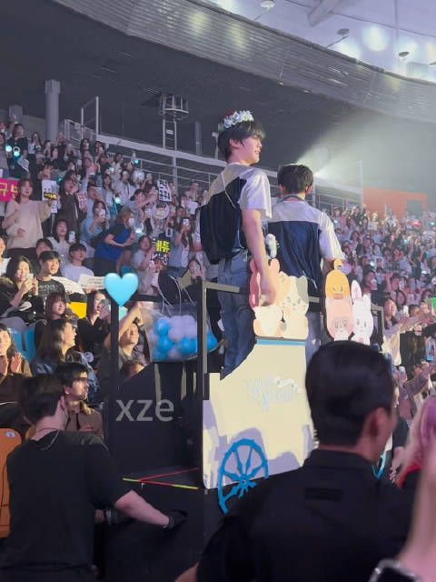 我发现我拍到归尘给龟儿父母问好 老陈还给了龟爸一个签名球呃呃呃啊