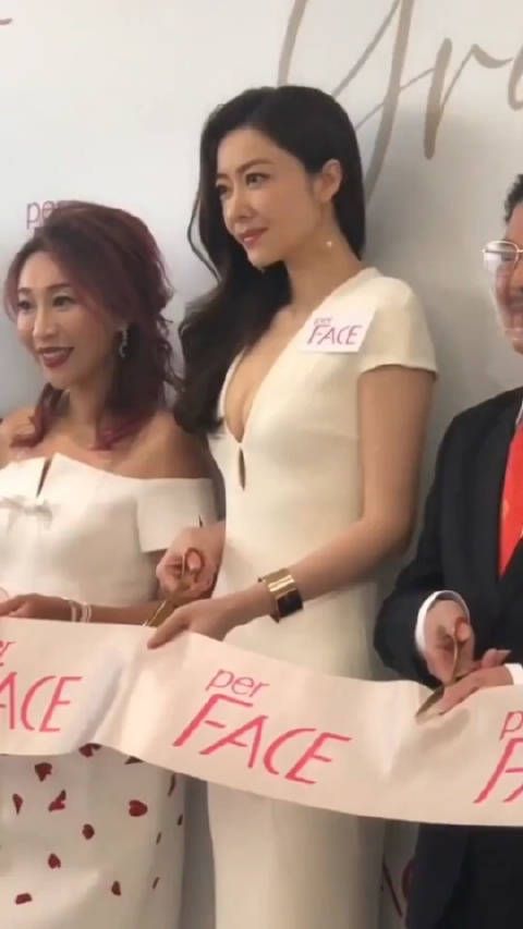 熊黛林晒全家福庆双胞胎女儿生日