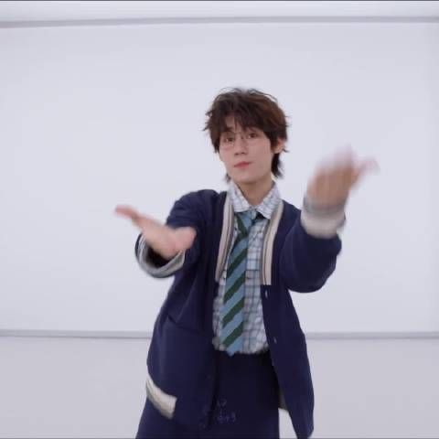 张真源奔跑吧主题曲MV单人cut 拿着放大镜,打游戏的张真源