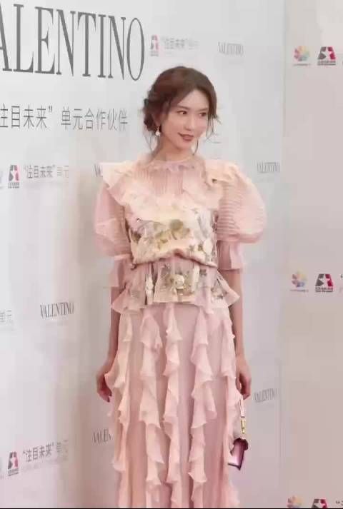 林志玲粉色长裙亮相红毯,优雅气质尽显