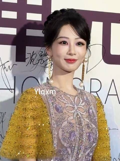 杨紫今日活动,好美啊
