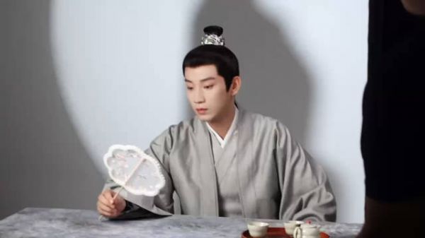 红衣似火凤眼如画！