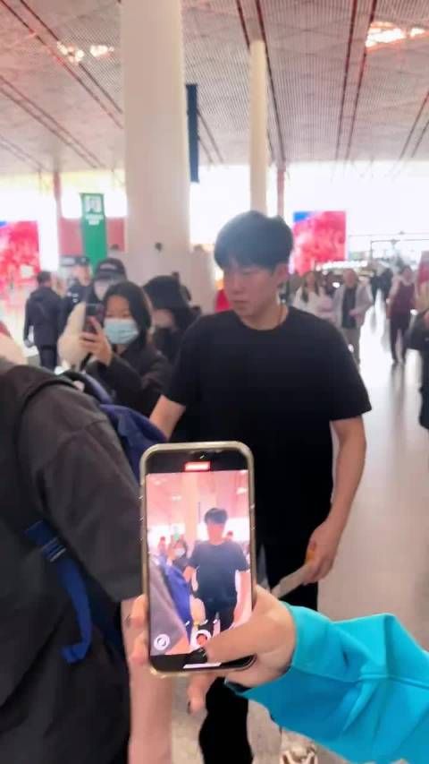 王楚钦在机场依旧帅气,出发训练了一切顺利