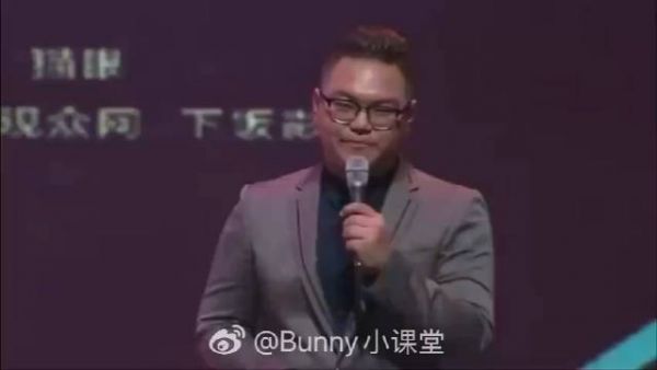 王宝强亲领金扫帚奖，直面批评称欠观众一声对不起