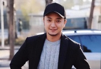 尼格买提在公园过42岁生日！马凡舒送上蛋糕，离婚后单身状态