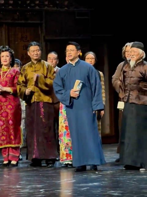 段奕宏在话剧《四世同堂》谢幕,能演话剧的,都是实力派!