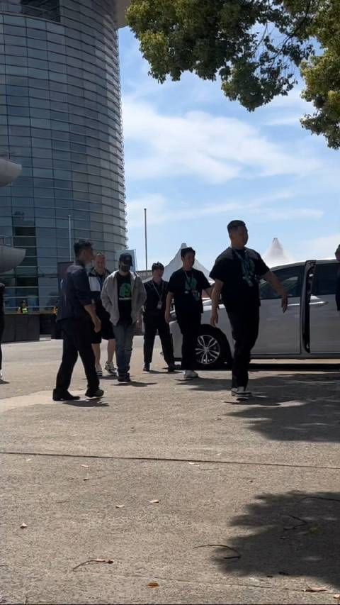 20250426 王一博常服走路路透 来源水印