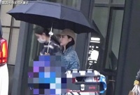 景甜下雨天和助理出门，一个人享用一把大伞，同行助理淋雨狂奔