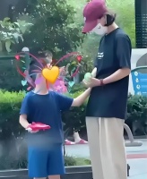 赵丽颖带儿子买玩具，想想眉眼酷似冯绍峰，牵着妈妈的手乖巧可爱