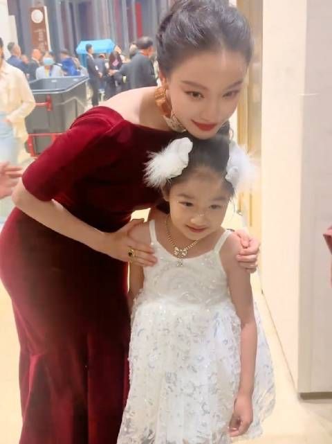 倪妮差点摔跤,北影节闭幕式和小朋友合影