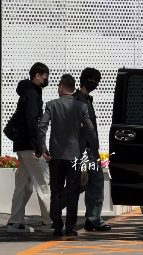 张康乐今日份北京到达 皮衣➕头戴耳机好酷啊 (cr.logo)