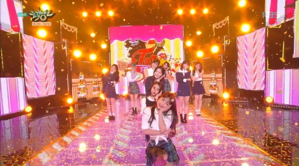 七年前的今天(180427),TWICE 带来《What is Love?》的现场舞台