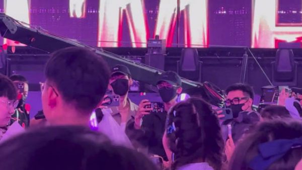 在张杰演唱会拍别人求婚的龚俊，眼睛笑得弯弯的在见证别人的幸福