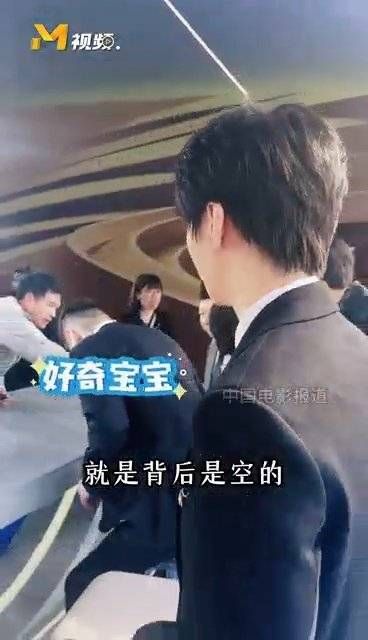 王俊凯参观电影频道直播间称采访方式新鲜