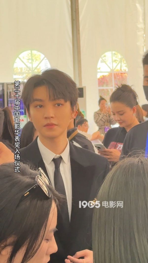 后台,青年演员王俊凯闪现,期待小凯的新作品《无名之辈2/3》早日和大家见面