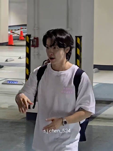 李东海台北下班路透曝光，摸粉丝狗狗互动有爱