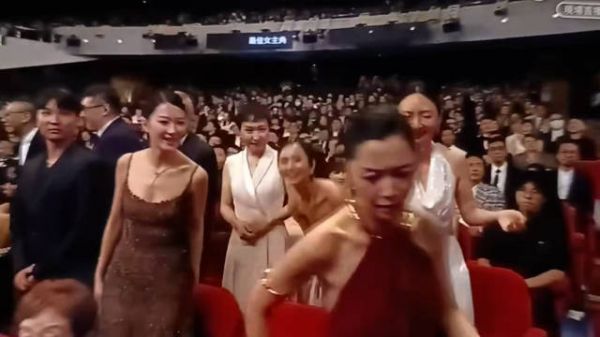 卫诗雅获金像奖激动拥抱父亲,台下哥哥泪洒现场