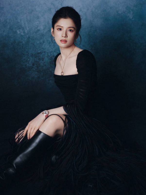 张婧仪美貌迷人，气质在线。