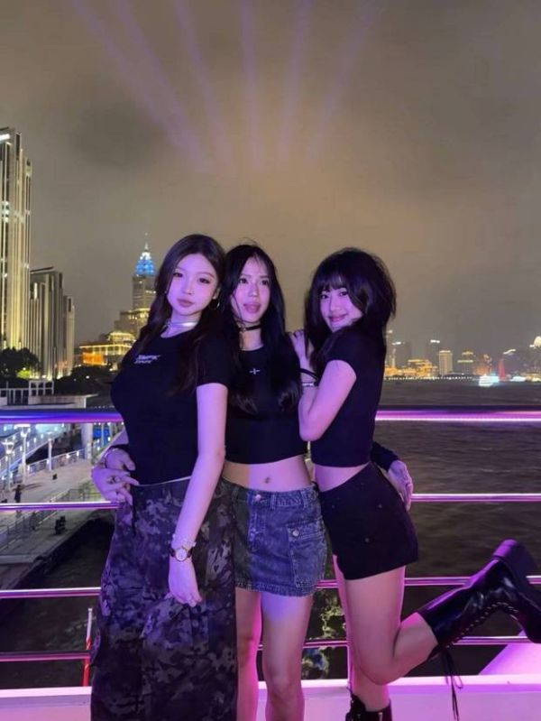 梧桐妹秀出修长美腿。