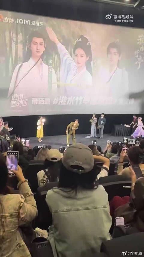 张云龙追剧团还原王权弘业经典动作,刘诗诗翟潇闻旁观