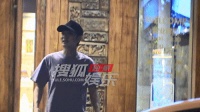 张丹峰洪欣带儿女吃烤肉，一家四口有说有笑，看来真的家庭和睦！