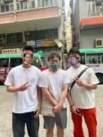 陈奕迅现身香港街头被偶遇 与路人合影双手交叉略显拘谨