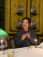 贾玲43岁庆生照曝光，满面笑容干练飒爽，网友偶遇表示：本人超瘦！