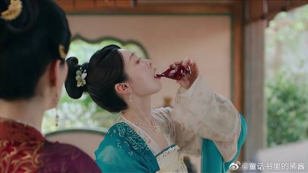 颜南星回礼王女，王女生性多疑，没想颜南星操作看呆王女