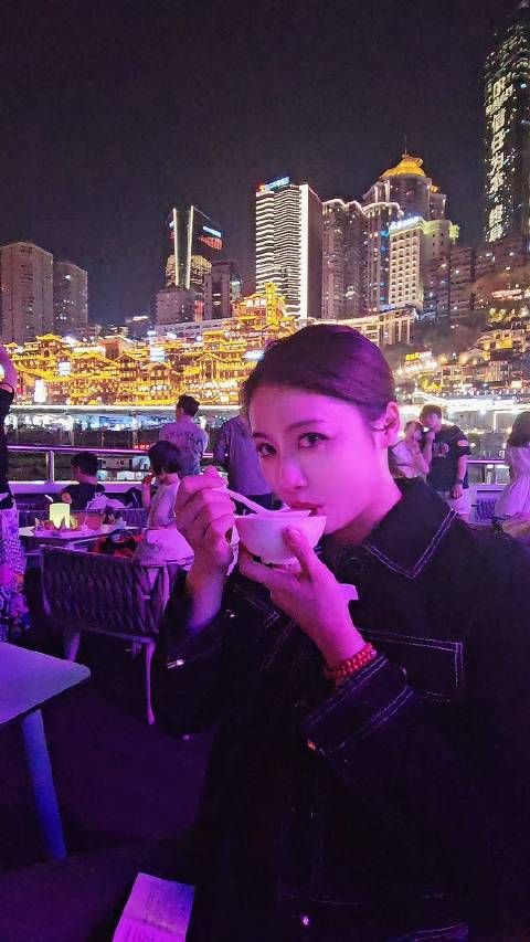 洪崖洞逛逛~ 恨不得自己长四个胃