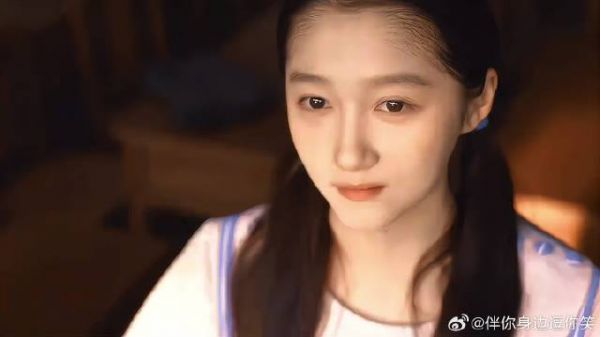 原来筱婷也早就喜欢栋哲了！藏不住的眼神和羞涩