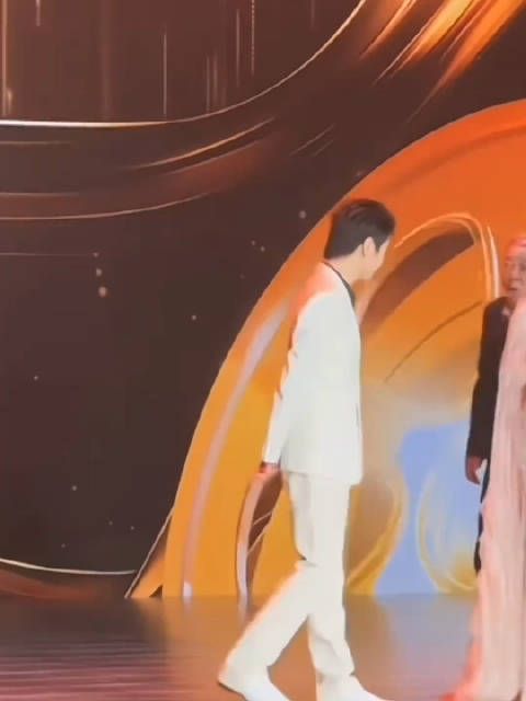 晓:我只是来颁奖的,怎么还要我留下来说两句,有点可爱怎么回事